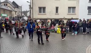 Carnaval de Martelange a eu lieu sous la pluie et sous les averses de confettis