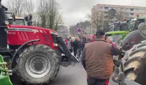 Des agriculteurs manifestent devant la préfecture des Ardennes à Charleville-Mézières