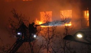 Espagne: les pompiers luttent de nuit contre l'incendie d'un immeuble à Valence