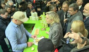 Marine Le Pen visite à son tour le Salon de l'agriculture