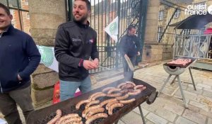 VIDÉO. Les agriculteurs de l'Orne organisent un barbecue devant la préfecture, le préfet s'y rend