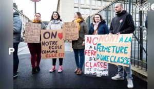VIDEO. Parents, élus et syndicats mobilisés contre les fermetures de classe dans la Manche