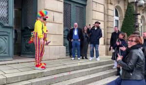 Ils croyaient fêter ses 40 ans, ils ont assisté à son mariage