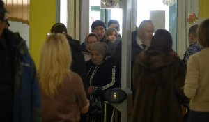 Russie : des Russes répondent à l'appel de la femme de Navalny et arrivent au bureau de vote
