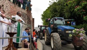 À Douvrend, plus de 300 tracteurs ont défilé dans les rues avant d'être bénis
