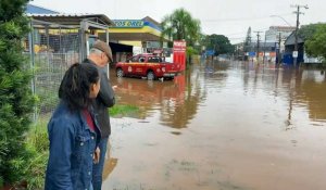 Brésil : des habitants observent une rue de Porto Alegre complètement inondée
