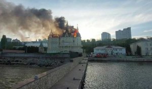 Après une attaque de missile à Odessa, le bâtiment de l'Académie est en feu