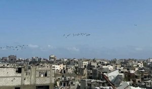 De l'aide humanitaire parachutée au-dessus de la ville de Gaza