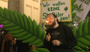 Fête enfumée à Berlin pour célébrer la légalisation du cannabis en Allemagne