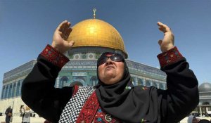 Des Musulmans effectuent la dernière grande prière du ramadan à Al-Aqsa