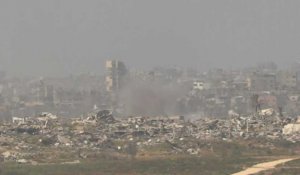 De la fumée s'élève du nord de la bande de Gaza, vue d'Israël