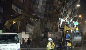 Les secouristes essayent de stabiliser un bâtiment incliné après le séisme à Taiwan