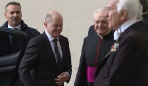 La chancelier allemand Olaf Scholz arrive au Vatican pour s'entretenir avec le pape François