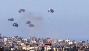 De l'aide parachutée sur le nord de la bande de Gaza, vue d'Israël
