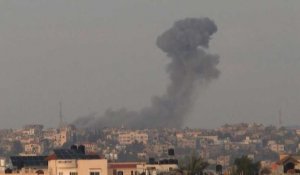 De la fumée s'élève au-dessus de Khan Younès, dans le sud de Gaza, après des frappes