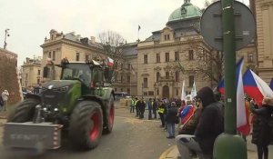 Les agriculteurs tchèques bloquent la circulation à Prague