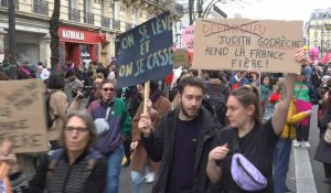 Début de la manifestation à Paris pour l'égalité femmes-hommes, avec Judith Godrèche
