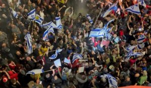 La police israélienne bouscule les manifestants anti-gouvernementaux à Tel-Aviv