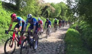 Passage de Paris-Roubaix junior sur les pavés de Quérénaing à Maing