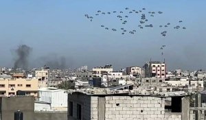 De l'aide larguée au-dessus de la ville de Gaza