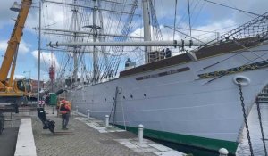 Dunkerque : une première partie du mât du Duchesse Anne est retirée