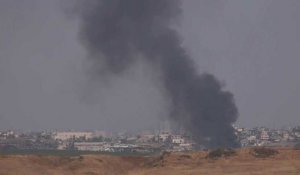 De la fumée s'élève au-dessus du centre de Gaza, vue d'Israël