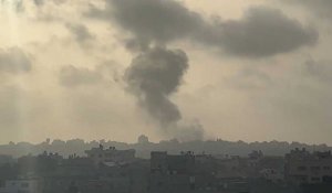 Un panache de fumée s'élève au-dessus de la ville de Gaza