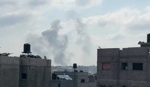 La fumée s'élève après des frappes dans le nord de la bande de Gaza