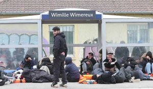 Migrants à la gare de Wimereux après une tentative de traversée de la Manche 