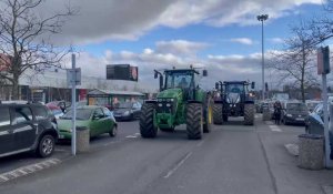 Une trentaine de tracteurs envahissent la zone commerciale de Louvroil