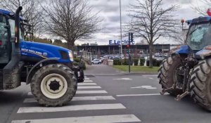 Les agriculteurs font fermer deux supermarchés Leclerc à Amiens