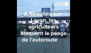 A Beaulieu-sur-Layon, les agriculteurs bloquent le péage de l'autoroute 87