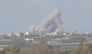De la fumée s'élève au-dessus du centre de la bande de Gaza après une explosion
