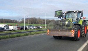 VIDÉO. Des agriculteurs en colère convergent vers le rond-point d'Atoll près d'Angers