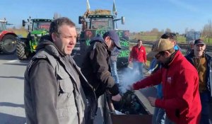 Les agriculteurs allument un barbecue à la frontière belge, totalement bloquée