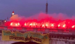 Paris: Fumigènes et banderoles de Greenpeace en soutien aux agriculteurs