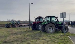 Les agriculteurs bloquent l'accès au Super U de Terdeghem