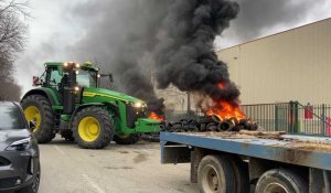 Colère des agriculteurs :incendie devant la centrale Auchan 