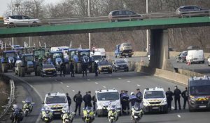 France : les agriculteurs en colère bloquent les axes routiers autour de la capitale française