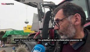 Agriculteurs : le blocage du centre d'achats de Leclerc continue