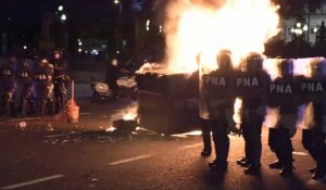 Argentine: des manifestants brûlent des poubelles, font face à la police devant le Parlement