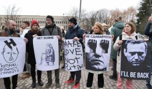 A Riga, des électeurs russes manifestent contre Poutine