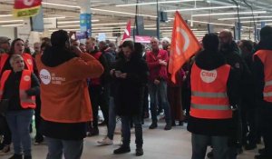 Manifestation des salariés de l’hypermarché Auchan dans la galerie commerciale