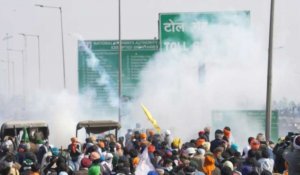 Inde : la police tire du gaz lacrymogène sur les agriculteurs qui bloquent l'autoroute