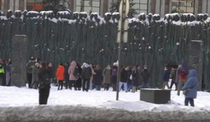Mort de Navalny: des Russes se rassemblent devant un monument dédié aux victimes de Staline