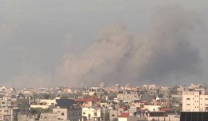 Des épais nuages de fumée s'élèvent de Khan Younès, vus depuis Rafah