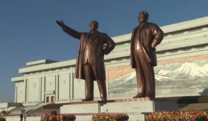 Les Nord-Coréens déposent des fleurs pour l'anniversaire de Kim Jong Il