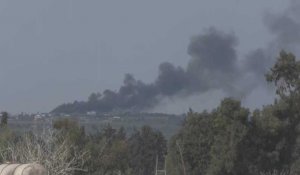 De la fumée s'élève au-dessus de Rafah, vue d'Israël