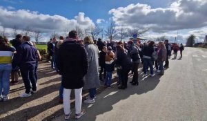 A Auzouville-l'Esneval, plus de 150 personnes réunies samedi 16 mars devant l'école
