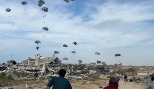 Des Gazaouis collectent de l'aide humanitaire parachutée dans le nord de Gaza